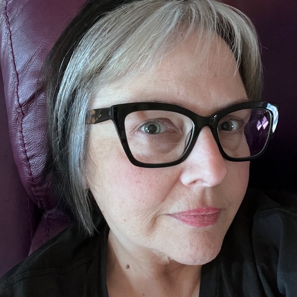 Meet your Posher, Christy - Picture 1 of 7